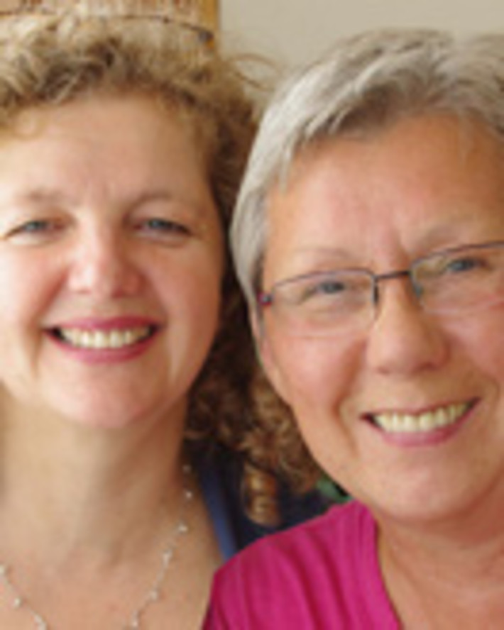 Ursula Mäder und Hildegard Pätzold sind im Yoga der Sivananda-Schule ...